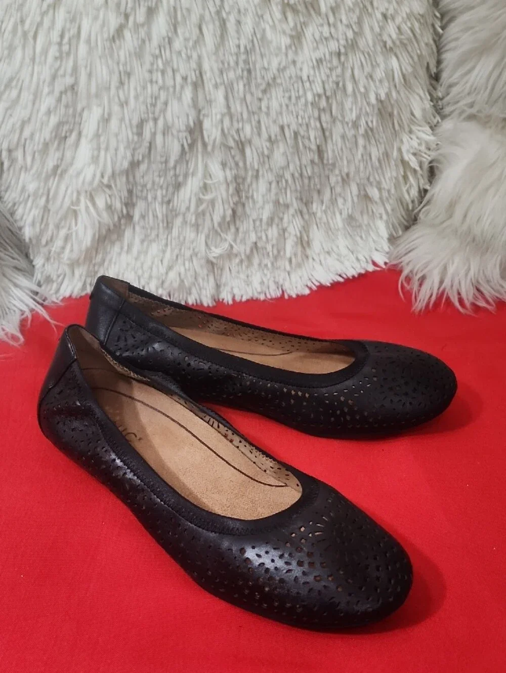 Vionic Womens Robyn Leather Perforated Ballet Flats